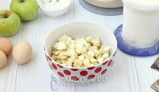 пышный кекс с яблоками, имбирем и корицей