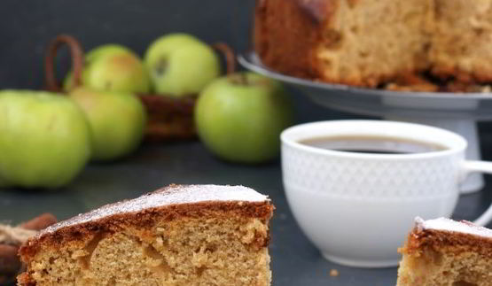 пышный кекс с яблоками, имбирем и корицей