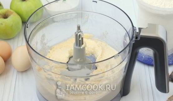 пышный кекс с яблоками, имбирем и корицей