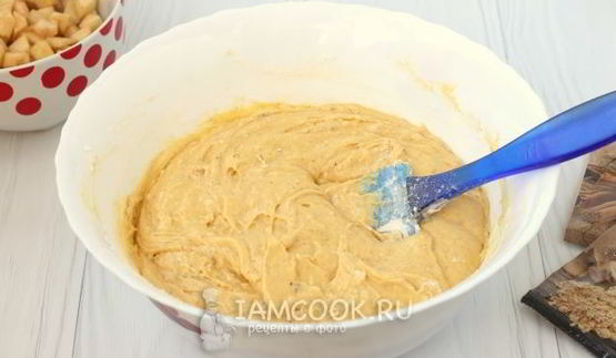 пышный кекс с яблоками, имбирем и корицей