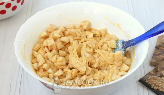пышный кекс с яблоками, имбирем и корицей