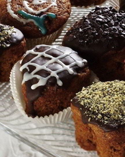 Рецепт шоколадных капкейков в гладкой шоколадной глазури с белыми узорами