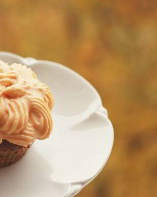 Цельнозерновые капкейки с пряным тыквенным кремом