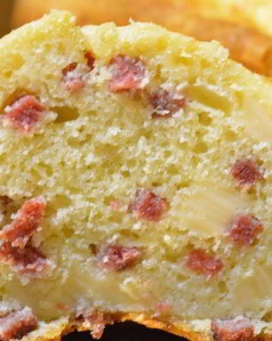 Закусочный кекс с сыром и колбасой