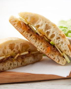 Чиабатта с луком и яблоком