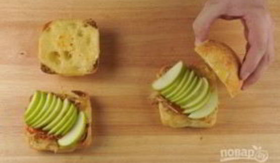 чиабатта с луком и яблоком