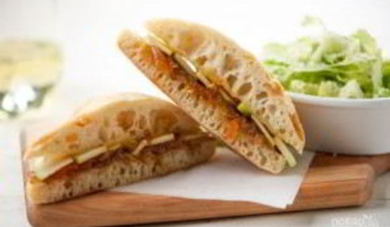 чиабатта с луком и яблоком