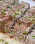 Итальянский мясной хлеб с зеленым горошком