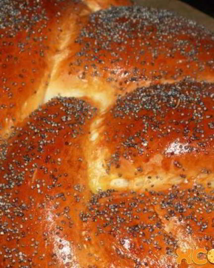 Рецепт халы — плетеной булки с маком