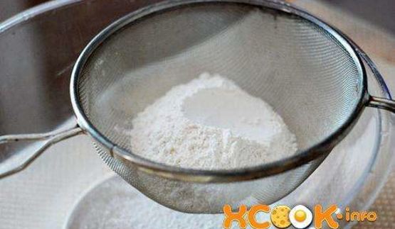 хала — плетеная булка с маком