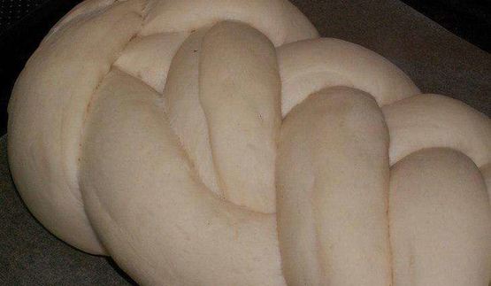 хала — плетеная булка с маком