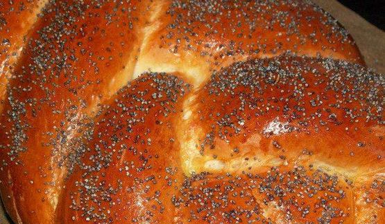 хала — плетеная булка с маком