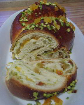 Хала с курагой и фисташками