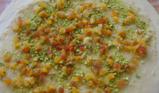 хала с курагой и фисташками