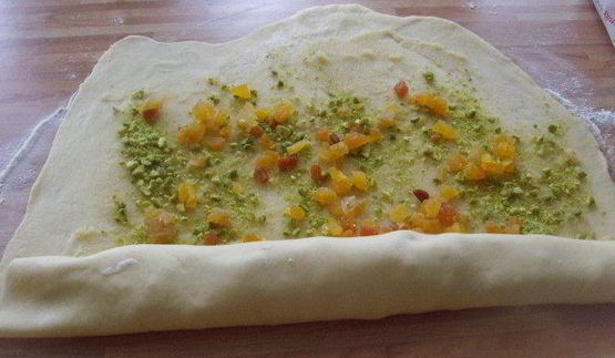 хала с курагой и фисташками