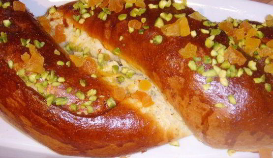 хала с курагой и фисташками