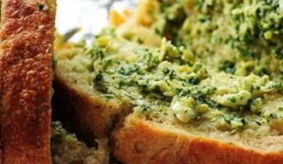 хлеб с артишоками, сыром и чесноком