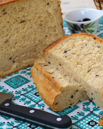 Рецепт хлеба с маслинами, брынзой и итальянскими травами в хлебопечке