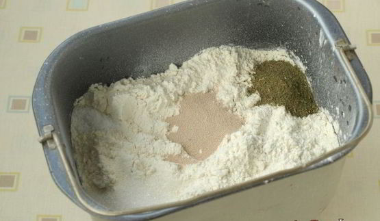 хлеб с маслинами, брынзой и итальянскими травами в хлебопечке