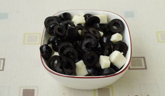 хлеб с маслинами, брынзой и итальянскими травами в хлебопечке