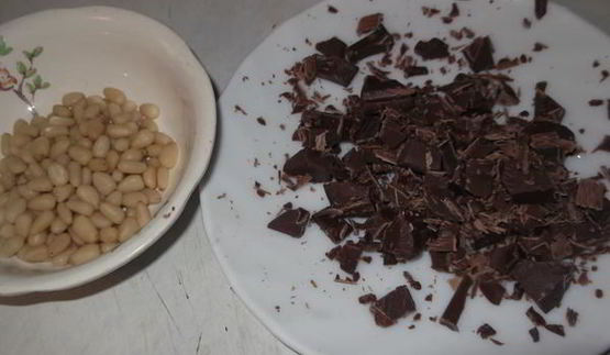 хлеб с шоколадом и кедровым орехом