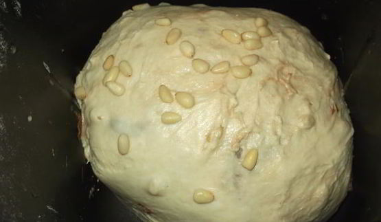 хлеб с шоколадом и кедровым орехом