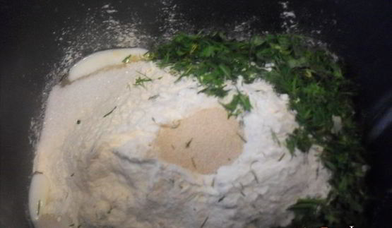 хлеб с укропом, луком, чесноком и чили