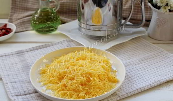 хлеб с вялеными томатами и сыром