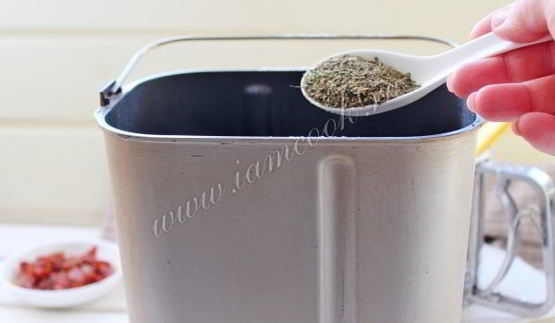 хлеб с вялеными томатами и сыром