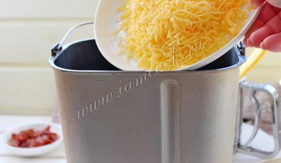 хлеб с вялеными томатами и сыром