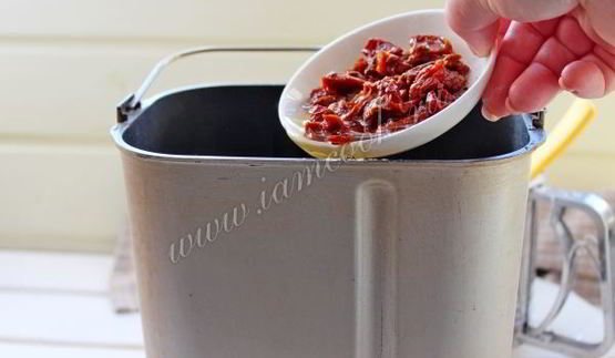 хлеб с вялеными томатами и сыром