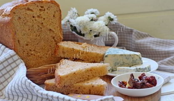 хлеб с вялеными томатами и сыром