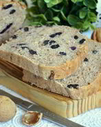 Пшенично-ржаной хлеб с изюмом и орехами