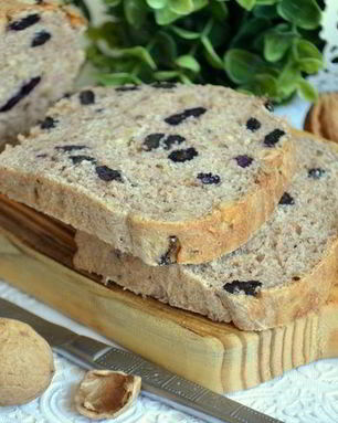 Пшенично-ржаной хлеб с изюмом и орехами