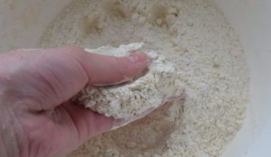 пшенично-ржаной хлеб с изюмом и орехами