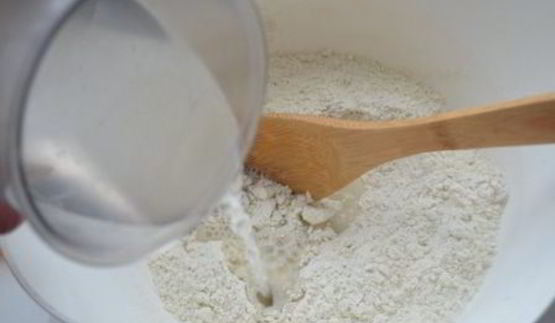 пшенично-ржаной хлеб с изюмом и орехами