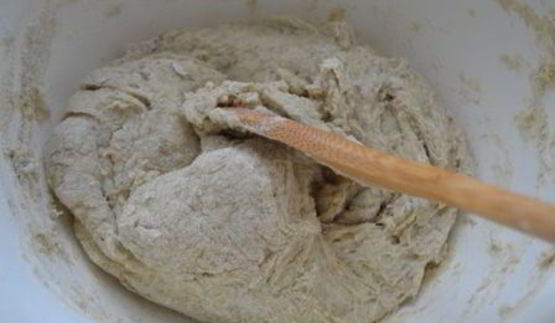 пшенично-ржаной хлеб с изюмом и орехами