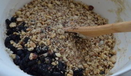 пшенично-ржаной хлеб с изюмом и орехами