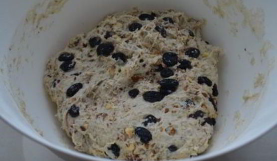 пшенично-ржаной хлеб с изюмом и орехами