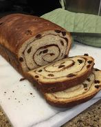 Сдобный хлеб с изюмом и корицей