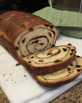 Сдобный хлеб с изюмом и корицей