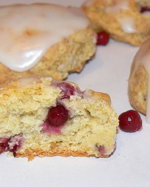 Сконы с кукурузной мукой и брусникой