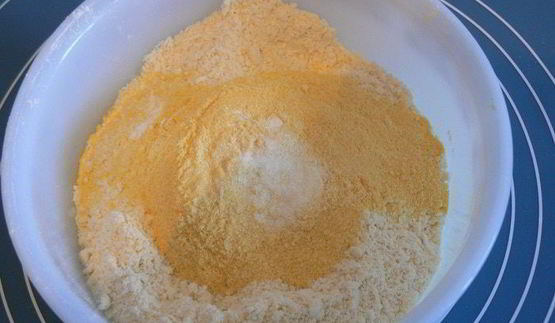 сконы с кукурузной мукой и брусникой