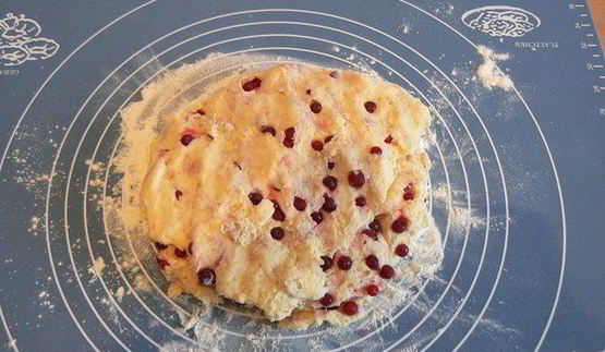 сконы с кукурузной мукой и брусникой