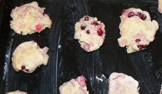 сконы с кукурузной мукой и брусникой