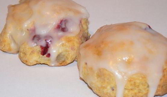 сконы с кукурузной мукой и брусникой