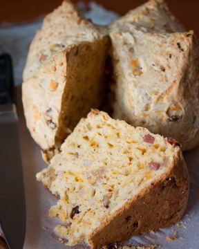 Содовый хлеб с беконом и сыром