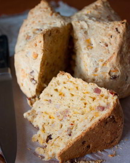 Рецепт содового хлеба с беконом и сыром