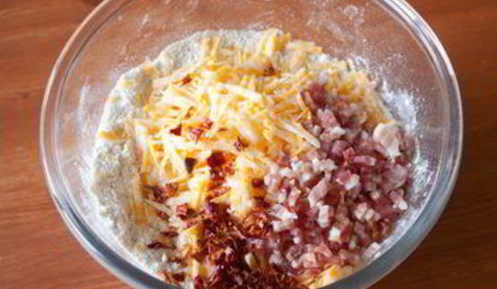 содовый хлеб с беконом и сыром