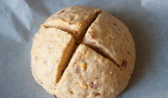 содовый хлеб с беконом и сыром